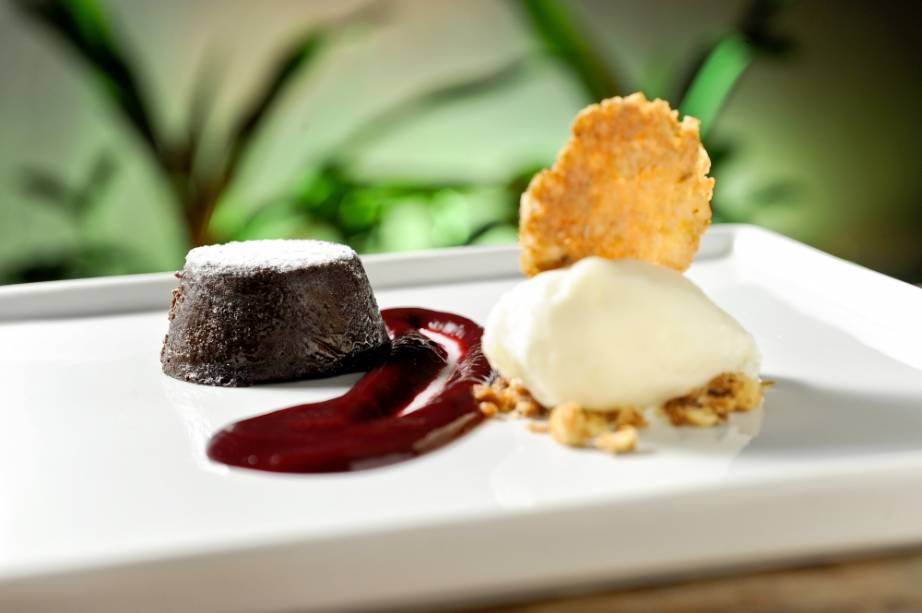 Fondant de chocolate, doce de leite, café e sorvete de canela