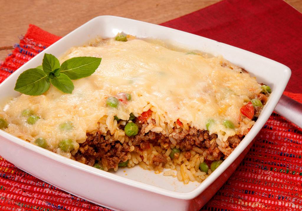 Gratinado de arroz com carne moída