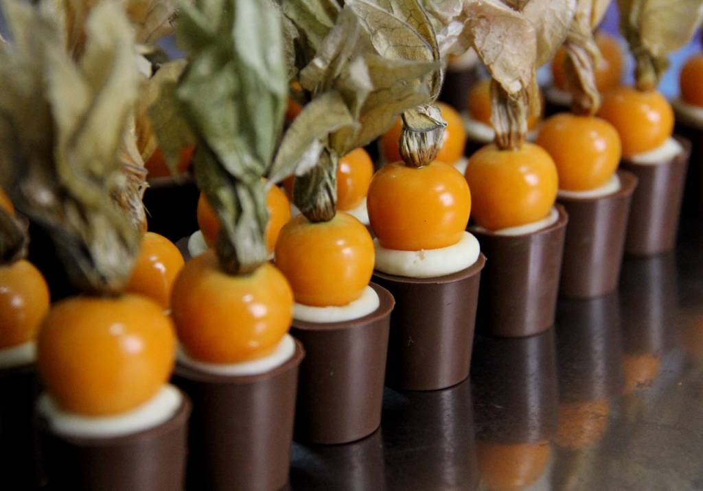 Doce fino: faça um copinho de chocolate recheado