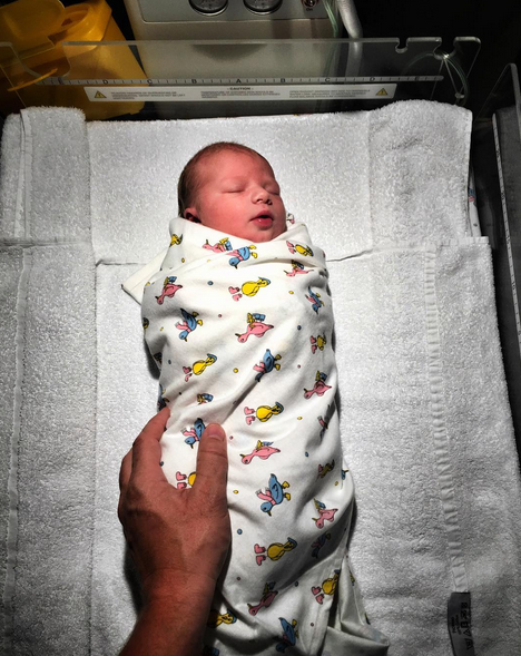 Estou grávida. Meus filhos mais velhos podem participar do parto do irmão?