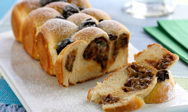 Pão de doce de leite e ameixa