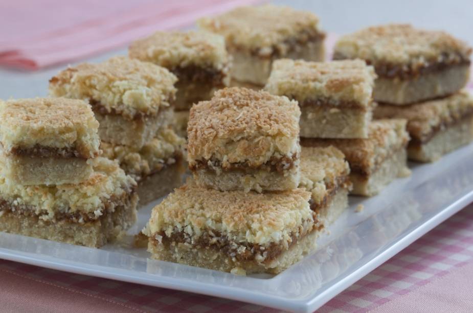 Quadradinho de doce de leite e coco