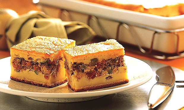Dois pedaços de torta de sardinha feita no liquidificador e servidos em um prato branco.