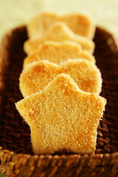 Biscoitinho de coco: use cortadores de biscoito variados Biscoitinho de coco: use cortadores de biscoito variados