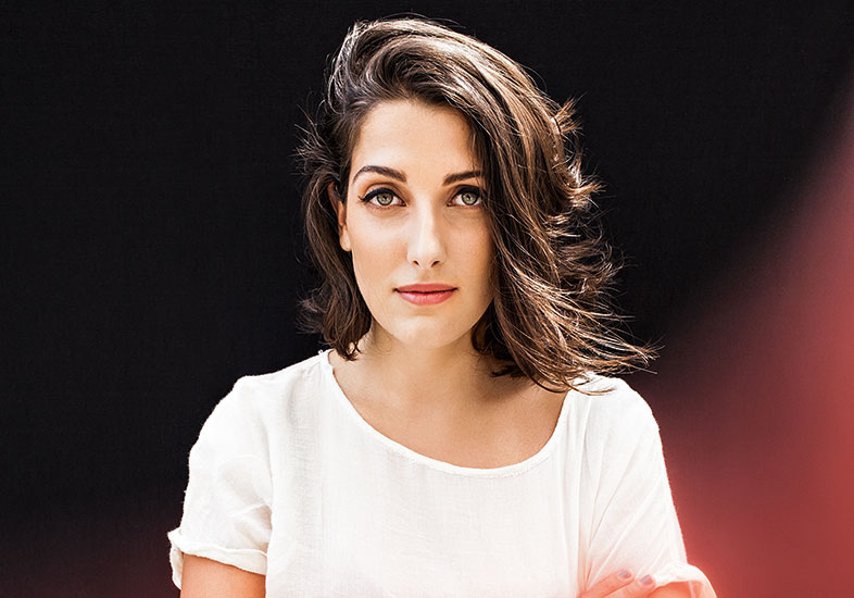 Clarice Falcão: “Fico feliz por estarmos vivendo essa moda feminista”