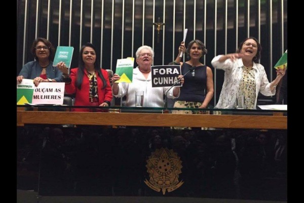 Entenda porque deputadas se revoltaram contra mais uma manobra de Cunha
