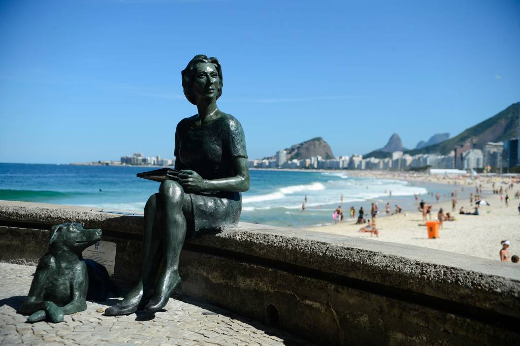 Clarice Lispector é imortalizada em estátua na capital carioca