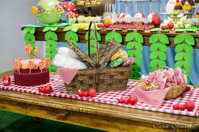 Mesa com cestas e decoração de piquenique. Mesa com cestas e decoração de piquenique.
