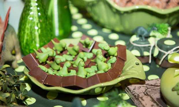 Chocolates com pequenos dinossauros.