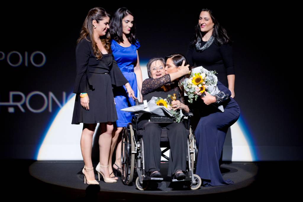 Maria da Penha recebe homenagem das mãos de Luíza Brunet no 21º Prêmio CLAUDIA