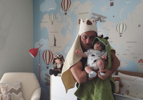 Rara aparição: Alexandre Nero posta foto do filho Noá