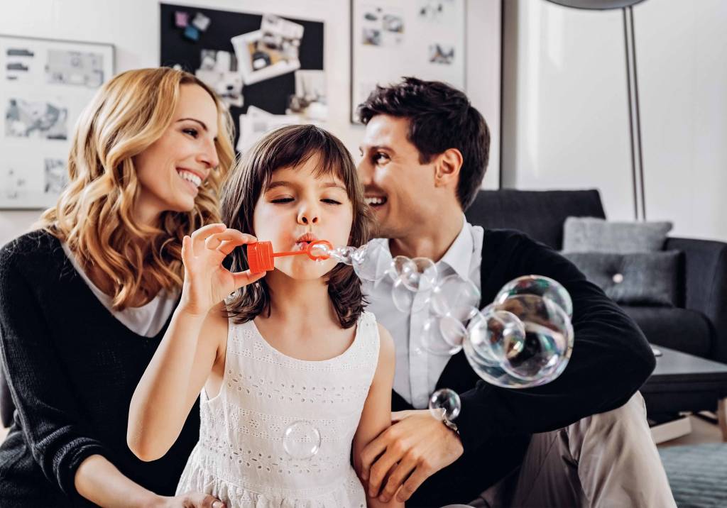 “Me separei há pouco tempo e já estou namorando de novo. Devo apresentá-lo aos meus filhos?”