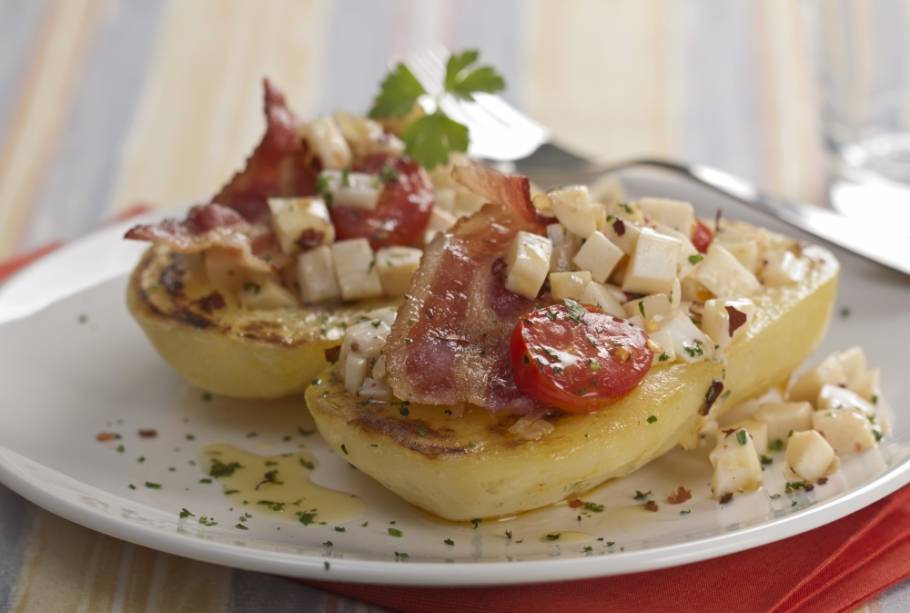 Batata grelhada com bacon e tomate cereja