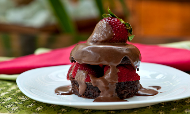 Bolo de chocolate na caneca com morango, de Danilo Miyabara