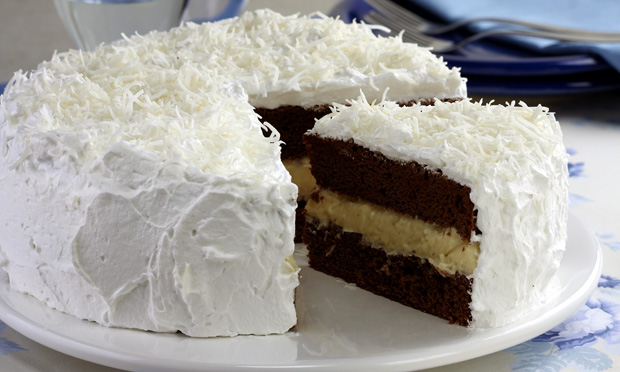 Bolo de chocolate com recheio de trufa de coco