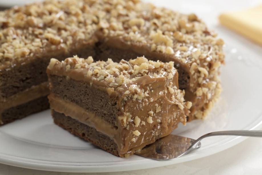 Bolo de ameixa com recheio de doce de leite