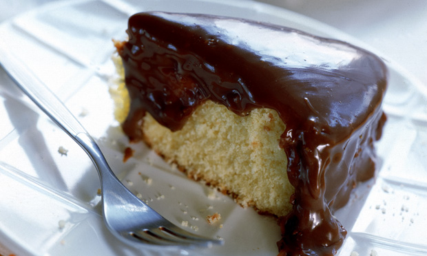 Bolo de laranja com cobertura de chocolate