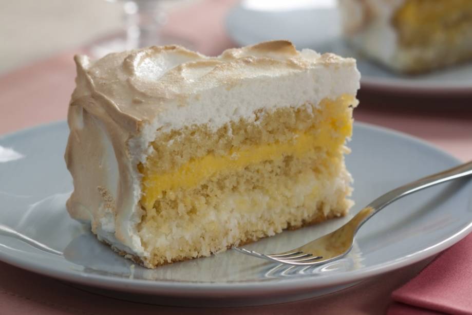 Bolo de laranja com recheio de coco e baba-de-moça