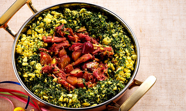 Ensopado de carne-seca e pinhão com farofa de couve Ensopado de carne-seca e pinhão com farofa de couve