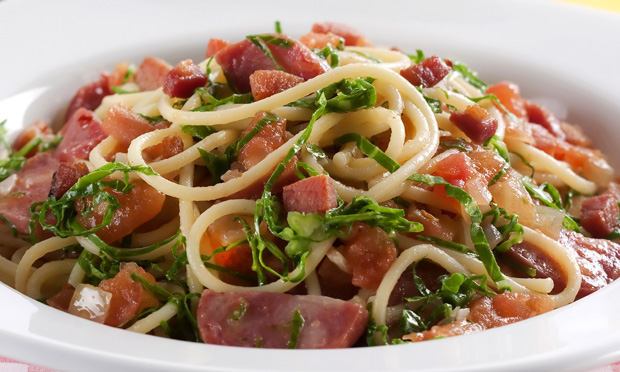 Espaguete com couve e linguiça Espaguete com couve e linguiça