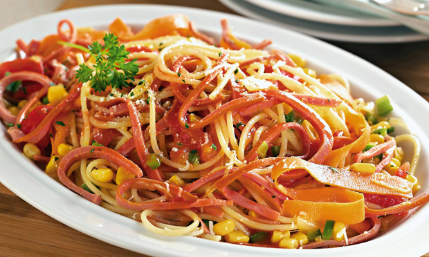 Macarrão com Salsicha de Frango e Legumes