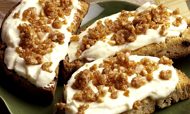 Panetone torrado com cream cheese e pralinê de amendoim