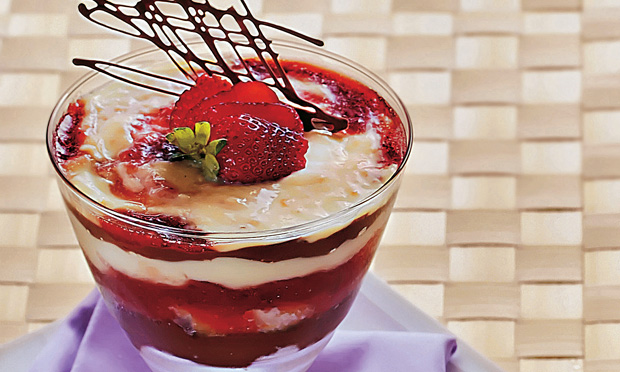 Pavê cremoso de morango Pavê cremoso de morango