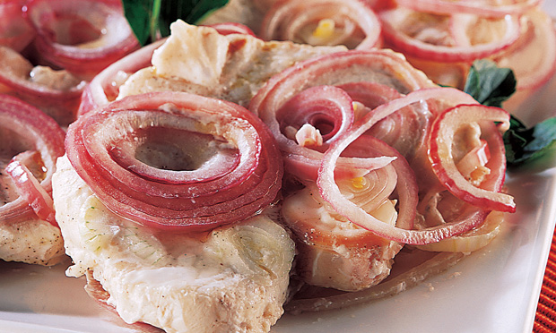 Peixe Assado com Cebola Roxa Peixe Assado com Cebola Roxa