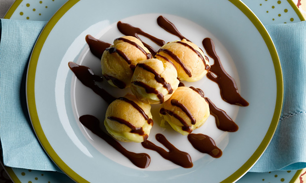 Profiterole de baunilha com calda de chocolate