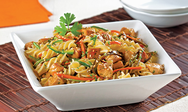 Salada de macarrão com frango e legumes Salada de macarrão com frango e legumes