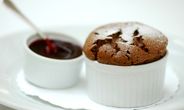 Suflê de chocolate com calda de frutas vermelhas