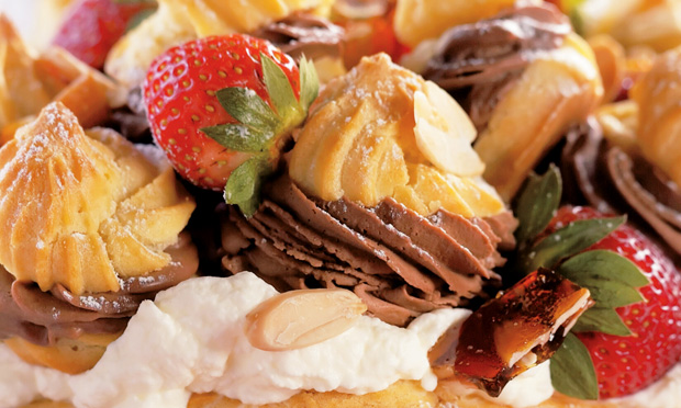 Torta de carolinas com pralinê de amêndoas Torta de carolinas com pralinê de amêndoas