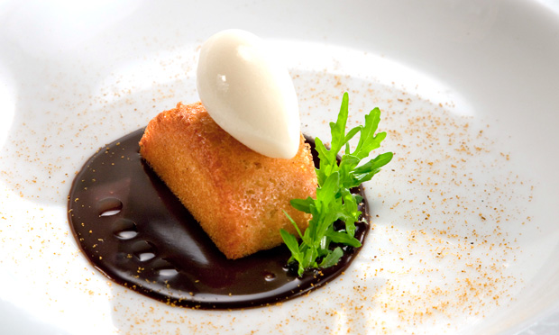 Torta de castanha-do-pará com sorvete de uísque, curry e chocolate Torta de castanha-do-pará com sorvete de uísque, curry e chocolate