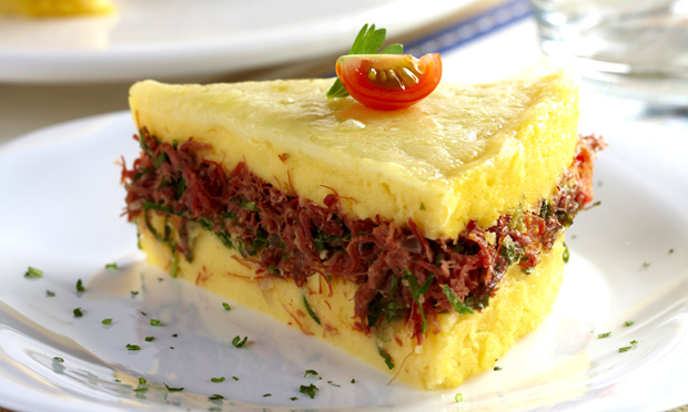 Torta de polenta com carne-seca e couve Torta de polenta com carne-seca e couve