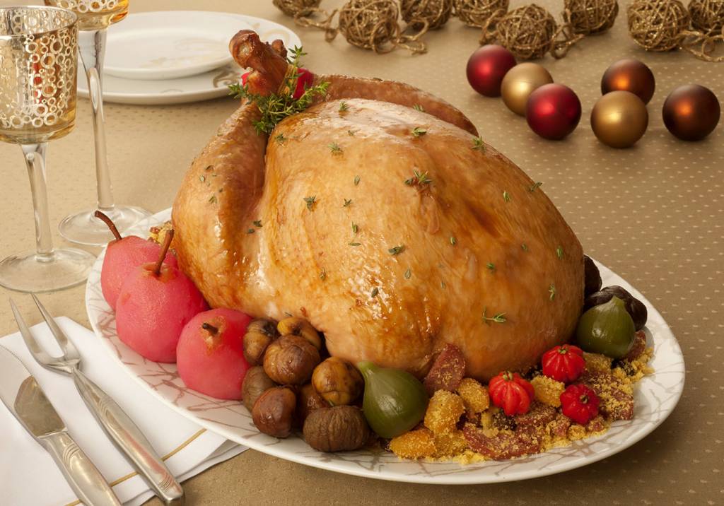 Peru recheado com farofa e castanha