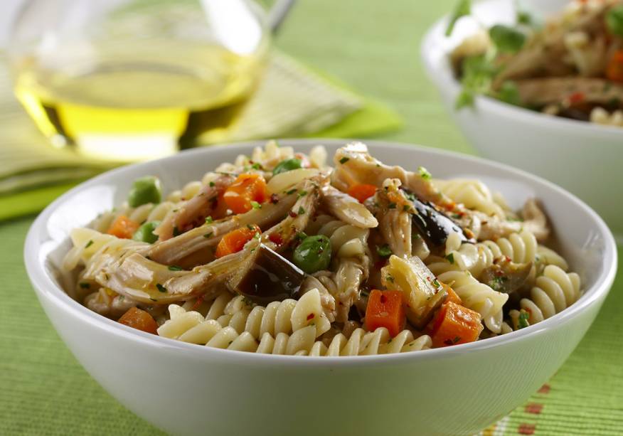 Salada de frango defumado com macarrão