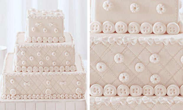 Bolo bege decorado com botões de pasta americana Bolo bege decorado com botões de pasta americana