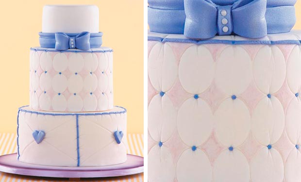 Bolo branco de texturas e decorações em lilás Bolo branco de texturas e decorações em lilás