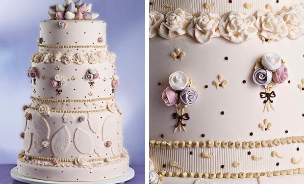 Bolo repleto de detalhes de flores, babados e laços Bolo repleto de detalhes de flores, babados e laços