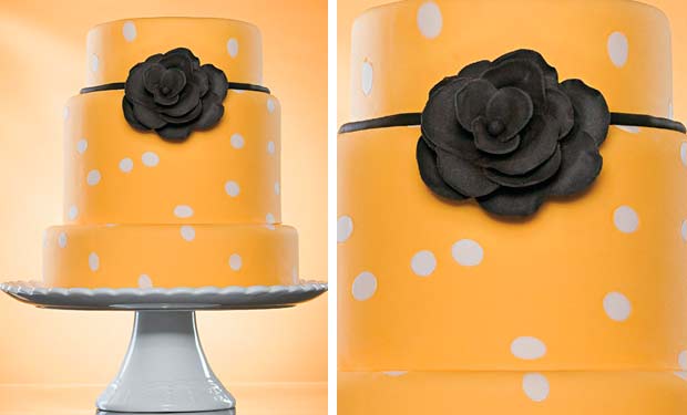 Bolo laranja com flor preta Bolo laranja com flor preta