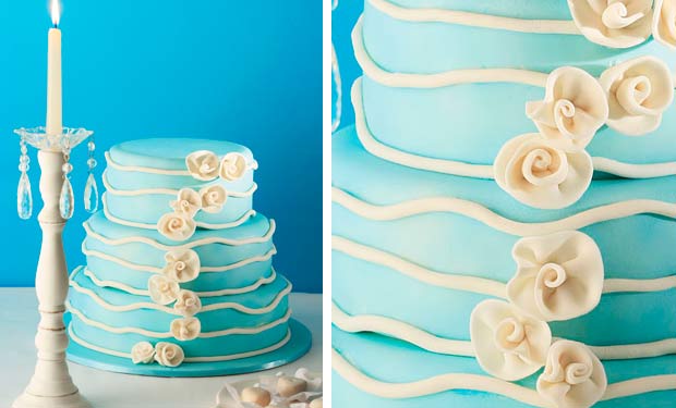 Bolo azul com linhas assimétricas e rosas brancas Bolo azul com linhas assimétricas e rosas brancas