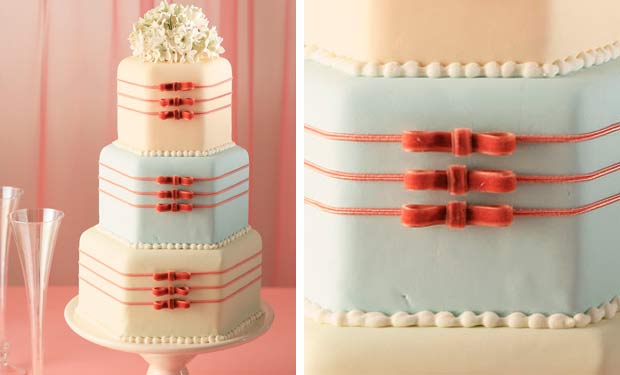 Bolo bege e azul caro com laços de veludo vermelho Bolo bege e azul caro com laços de veludo vermelho