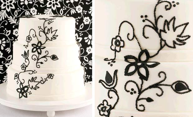 Bolo branco com arabescos em preto Bolo branco com arabescos em preto