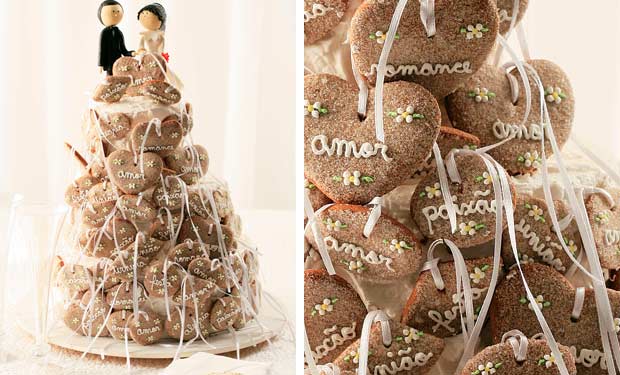 Bolo de biscoitos com mensagens de amor, união e paz Bolo de biscoitos com mensagens de amor, união e paz