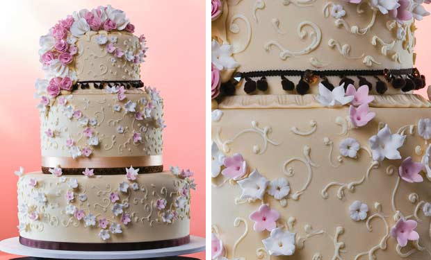 Bolo decorado com rosas, miniorquídeas e jasmins Bolo decorado com rosas, miniorquídeas e jasmins