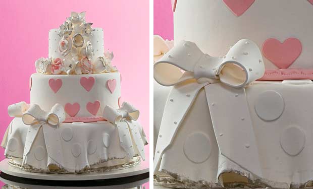 Bolo branco com saia de babado e corações Bolo branco com saia de babado e corações