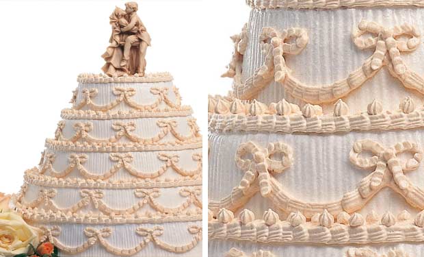 Bolo de guirlandas e noivos de escultura de fontes Bolo de guirlandas e noivos de escultura de fontes