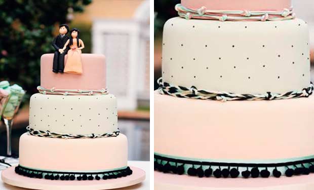 Bolo de três camadas com cores e texturas diferentes Bolo de três camadas com cores e texturas diferentes