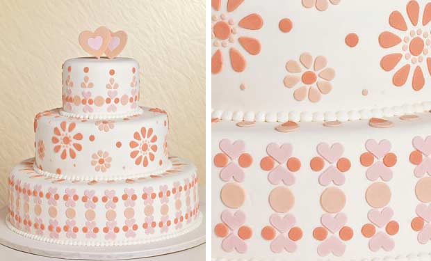 Bolo branco com flores, corações e bolinhas Bolo branco com flores, corações e bolinhas