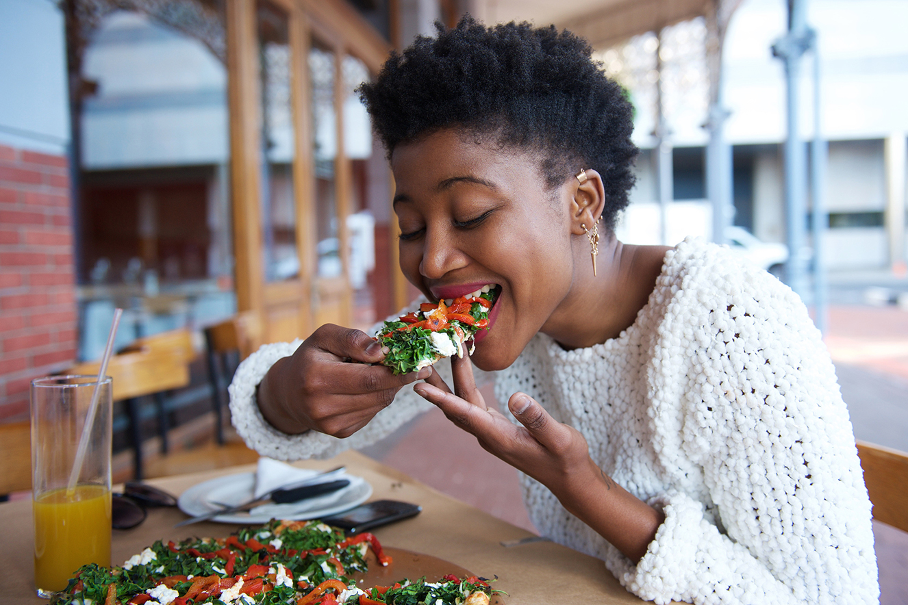 mulher-comendo-piza-com-vontade